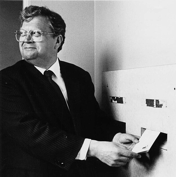 File:David Lange Posts a Letter.jpg