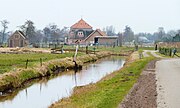 Andere zijde van het molenhuis met op de voorgrond de Doezumertocht