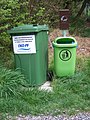 Čeština: Drahelčice, okres Praha-západ. Ke Hřišti, nádoby na odpad u hřiště. English: Drahelčice, Prague-West District, Central Bohemian Region, Czech Republic. Ke Hřišti, waste bins at the football field. Camera location 50° 01′ 54.7″ N, 14° 12′ 32″ E    View all coordinates using: OpenStreetMap