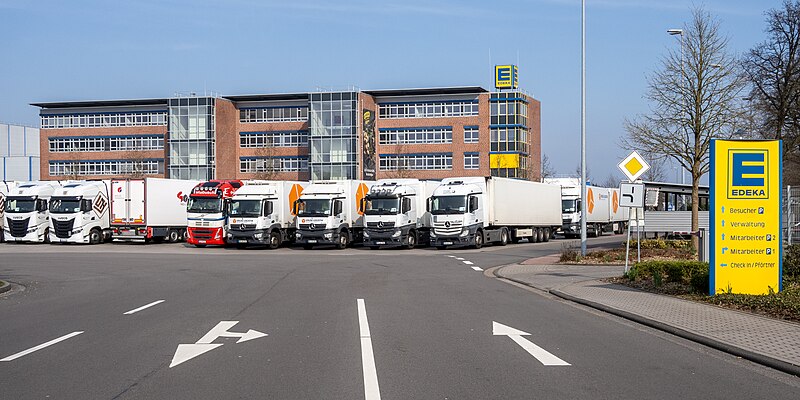 File:Edeka Logistikzentrum in Wiefelstede - Verwaltungsgebäude (2024).jpg