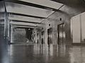Холл на первом этаже, лифты и главная лестница (1933)