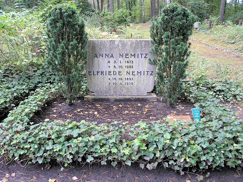 File:Ehrengrab Potsdamer Chaussee 75 (Niko) Anna Nemitz.jpg