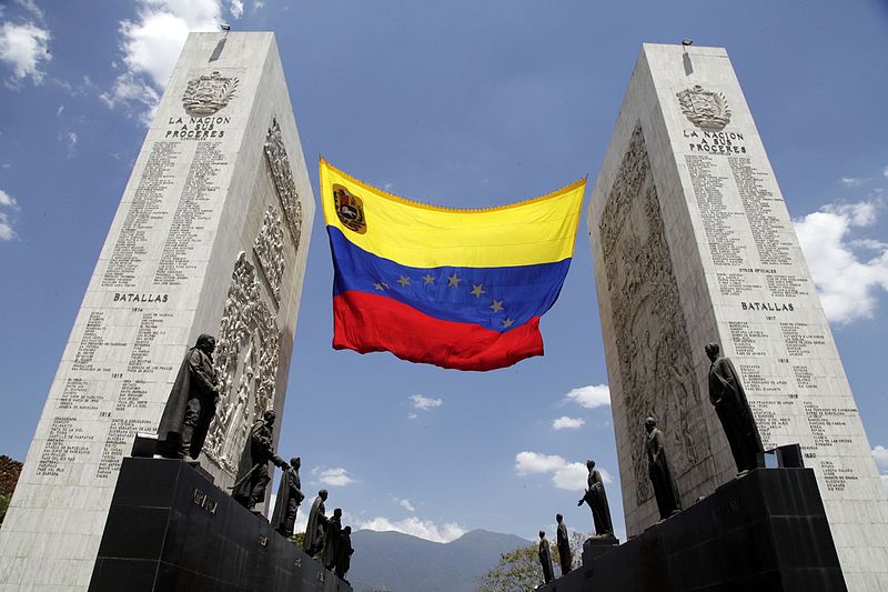File:El pueblo venezolano acompañó los restos de su presidente Hugo Chávez Frías en la Academia Militar (8540713688).jpg