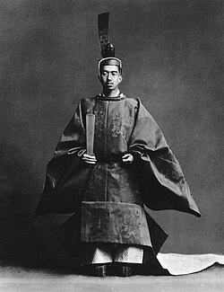 Hirohito, „az élő isten” császári kimonóban, 1928