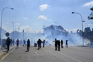 Enfrentamientos en Bello Monte, 12Abr14 (14163629005).jpg