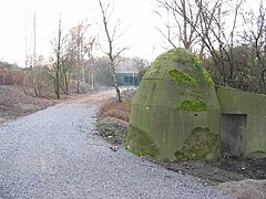 Erzbahntrasse am Hafen Grimberg (11/2007) mit einem der noch vorhandenen Bunker