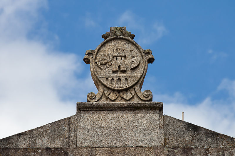 File:Escudo na casa do concello de Ribadavia- Galiza.jpg
