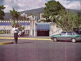 Exterior da estação em 2000.