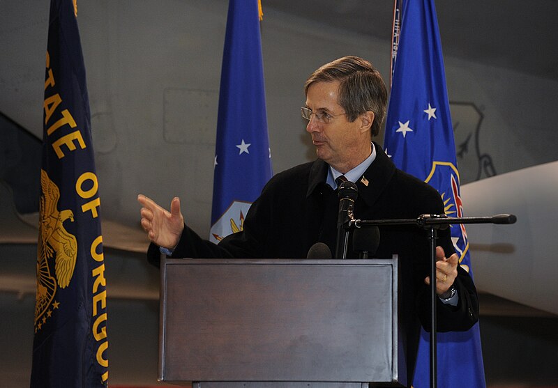 File:Executive Director Bill Wyatt speaks at Port of Portland lease signing ceremony.jpg