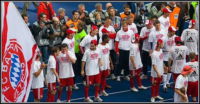 Van Gaal (center, arms folded) and Bayern players celebrating their double-winning season
