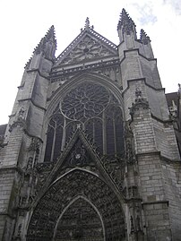 Façade du croisillon nord du transept, achevée fin XVe siècle (rosace flamboyante posée en 1528).