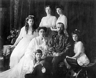 Family Nicholas II of Russia ca. 1914.jpg
