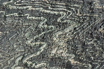 Naguban serpentinit (velikost 30 cm × 20 cm), avstrijske Alpe