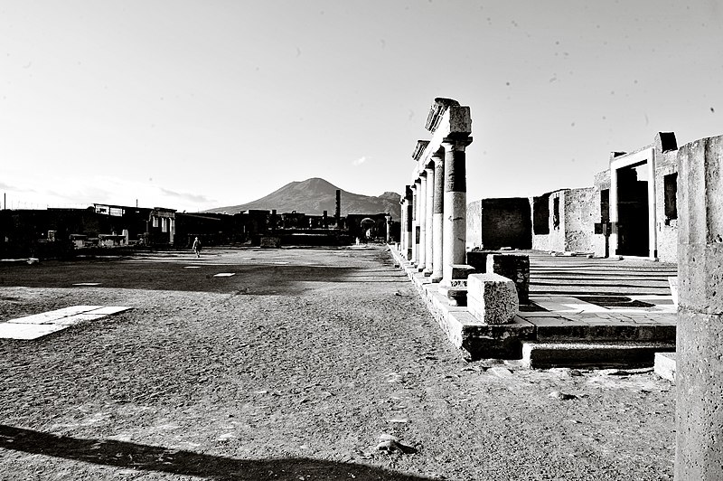 File:Foro di Pompei (prospettiva laterale).jpg