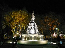 . Fontaine de la place du Maréchal-Lyautey, construite en 1865. (définition réelle 2 048 × 1 536)