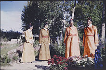 Vier Tsipon-functionarissen in de tuin van Dekyi Lingka.jpg