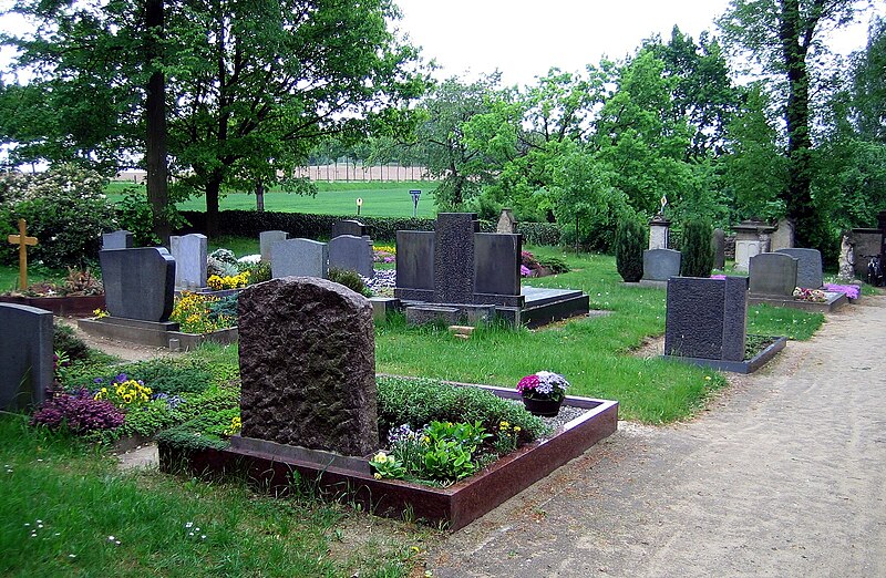 File:Friedhof Schönfeld.jpg