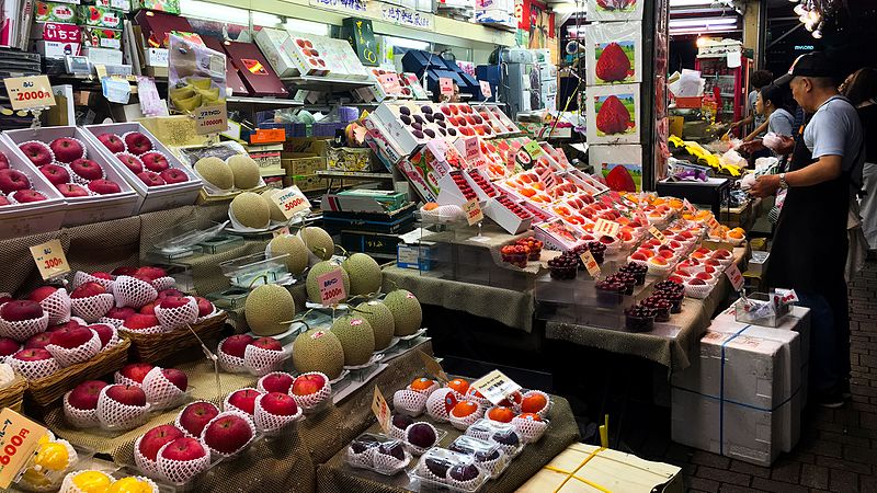 File:Fruit Vendor in Shinjuku 2016 (29334058682).jpg