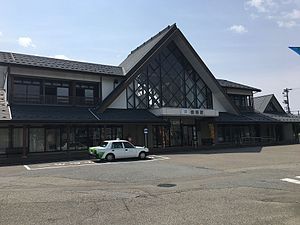 已更换为爱之风富山铁道标志的福冈站（2017年5月）