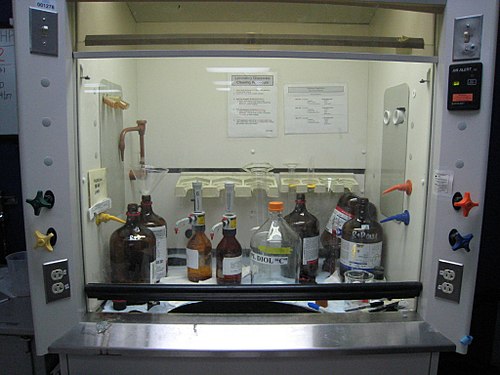 מנדף כימי ובו בקבוקי מגיבים (ראגנטים) אורגנים. המנדף הוא אתר העבודה העיקרי בו מבוצעות תגובות כימיות המערבים שימוש במגיבים נדיפים מסוכנים או גזים.