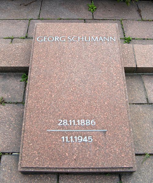 File:Georg Schumann Gravestone.jpg