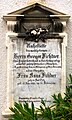 Grabtafel des Reichstagsabgeordneten und Papierfabrikanten Gregor Fichtner (1828-1901) an der Kirchenmauer der katholischen Pfarrkirche St. Ägidius in Gmund am Tegernsee, Landkreis Miesbach, Regierungsbezirk Oberbayern, Bayern.