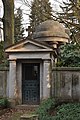 Deutsch: Grabkapelle Philipp auf dem Friedhof Hamburg-Ohlsdorf, im Hintergrund Kuppel des Mausoleums Campe.