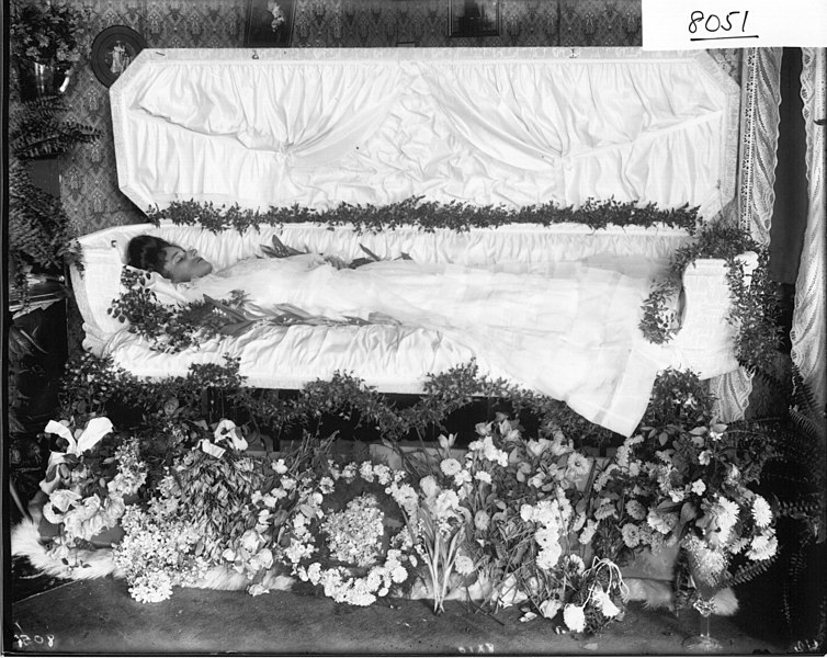 File:Grace Chambers in casket 1907 (3191910353).jpg