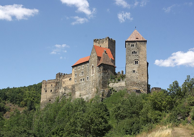 File:Hardegg - castle Hardegg, southeast view pic01.jpg