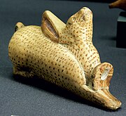 Vase plastique en forme de lapin suspendu. CM. 590-570. Musée d'Histoire de l'art de Vienne