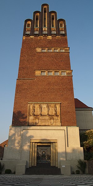 http://upload.wikimedia.org/wikipedia/commons/thumb/8/8e/Hochzeitsturm_Front.jpg/300px-Hochzeitsturm_Front.jpg