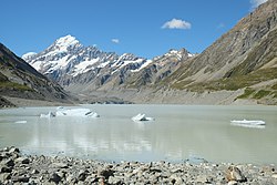 Hooker Glacier Lake s ledovci plovoucími v lake.jpg