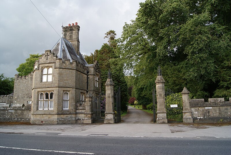 File:Hornby Castle Gates ^ Lodge - geograph.org.uk - 2582560.jpg