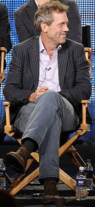 Hugh Laurie på en pressekonferanse i Universal City (California).