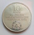 Памятная монета Университета Гумбольдта 10 марок DDR Wertseite.jpg