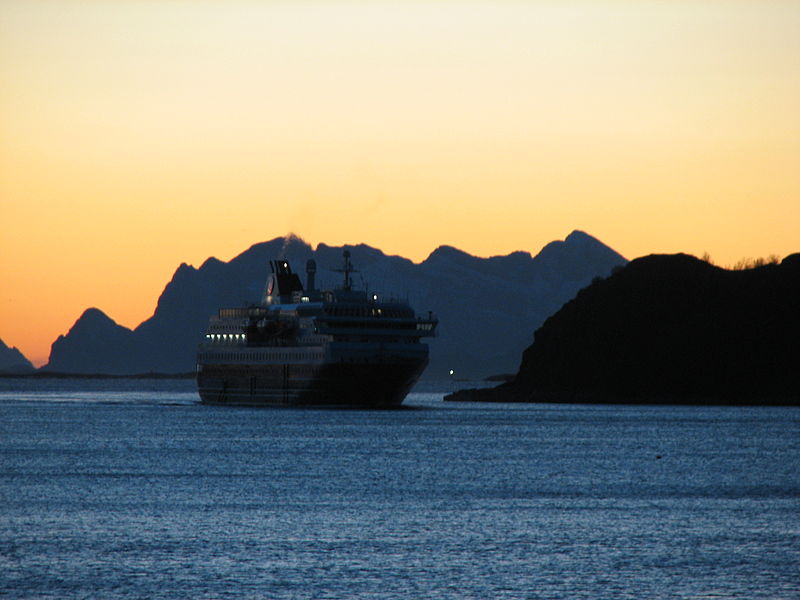 File:Hurtigruten Nordlys forlater Bodø (2).JPG