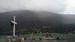 Cruz de la iglesia frente al Cerro de la Viga