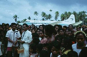 Air Pacific de Havilland Heron (DQ-FAC) tarafından Marakei Havaalanı, Kiribati'ye ilk uçuş (1) .jpg