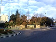 vista do Instituto Eduardo Blanco Amor de Ourense con zona arbórea da dianteira