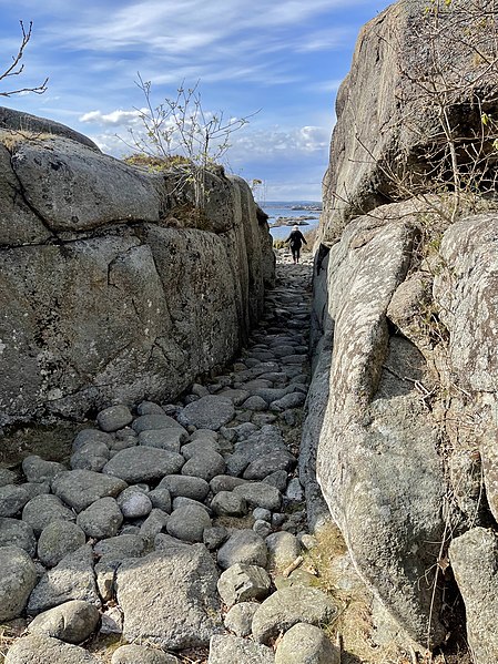 File:Italienske porten KOLABEKKSTRANDA Tjøme Norway Tønsbergfjorden Kystlandskap steinlagt tursti Svaberg granitt rullestein vår etc Recreational area Coastal nature Eroded smooth slopes of rock Paved hiking foot path boulders cobbles 2.jpg