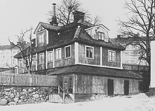 Gården 1918 med nya hyreshus i bakgrunden.