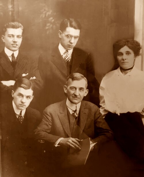 Thurber family portrait taken in Columbus, Ohio, in 1915. From left to right: seated: Robert and Charles. Back row: William, James, and Mame