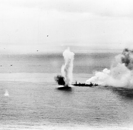 Tập_tin:Japanese_light_cruiser_Yahagi_under_attack_and_listing_heavily,_7_April_1945_(NH_62575).jpg