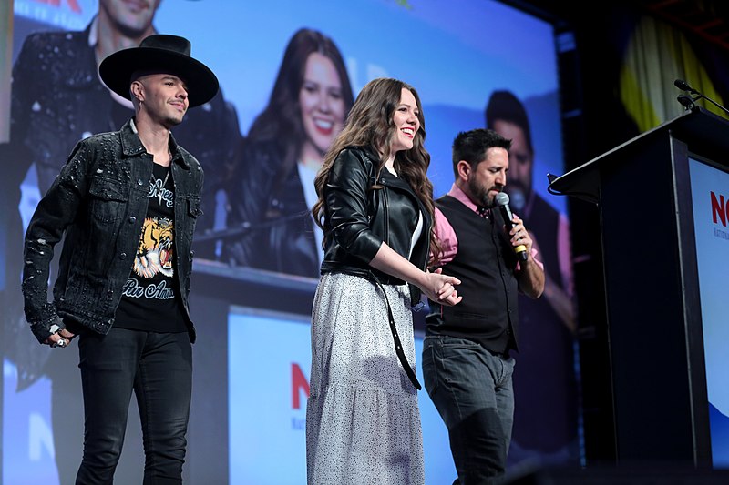 File:Jesse & Joy (35693876182).jpg