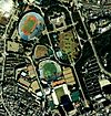 明治神宮外苑近辺の航空写真。中央の下方に神宮球場と秩父宮ラグビー場が見える（1989年度撮影）
