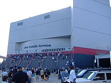 Kalabalığın merdivenleri tırmandığı Joe Louis Arena'nın fotoğrafı.