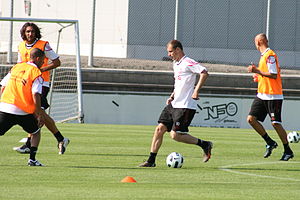 Jovanović egy liverpooli edzésen vezeti a labdát