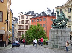 Köpmanbrinken (nordre del) med skulpturen Sankt Göran och draken.