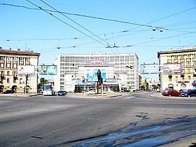 Plac Kalinin.  Pomnik M. I. Kalinina przed budynkiem dawnego kina „Giant”.  Po prawej stronie jest Kondratiewski Prospekt.  Po lewej - ulica Laboratorium