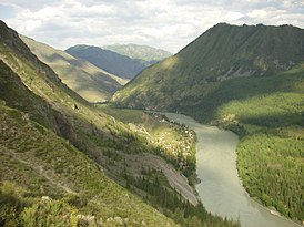 Место расположения комплекса у слияния рек Катунь, Урсул и Большая Сумульта (фото 2008 г., комплекс ещё не построен)